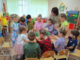 Дети старшей группы совместно с воспитателем выполнили работу «Танк» в технике обрывной аппликации. Дети старшей группы совместно с воспитателем выполнили работу «Танк» в технике обрывной аппликации.